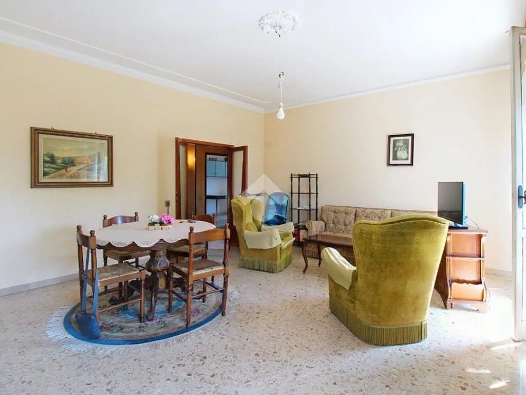 Salle à manger - Spacious 4-Bedroom Apartment with Garage in Pisa