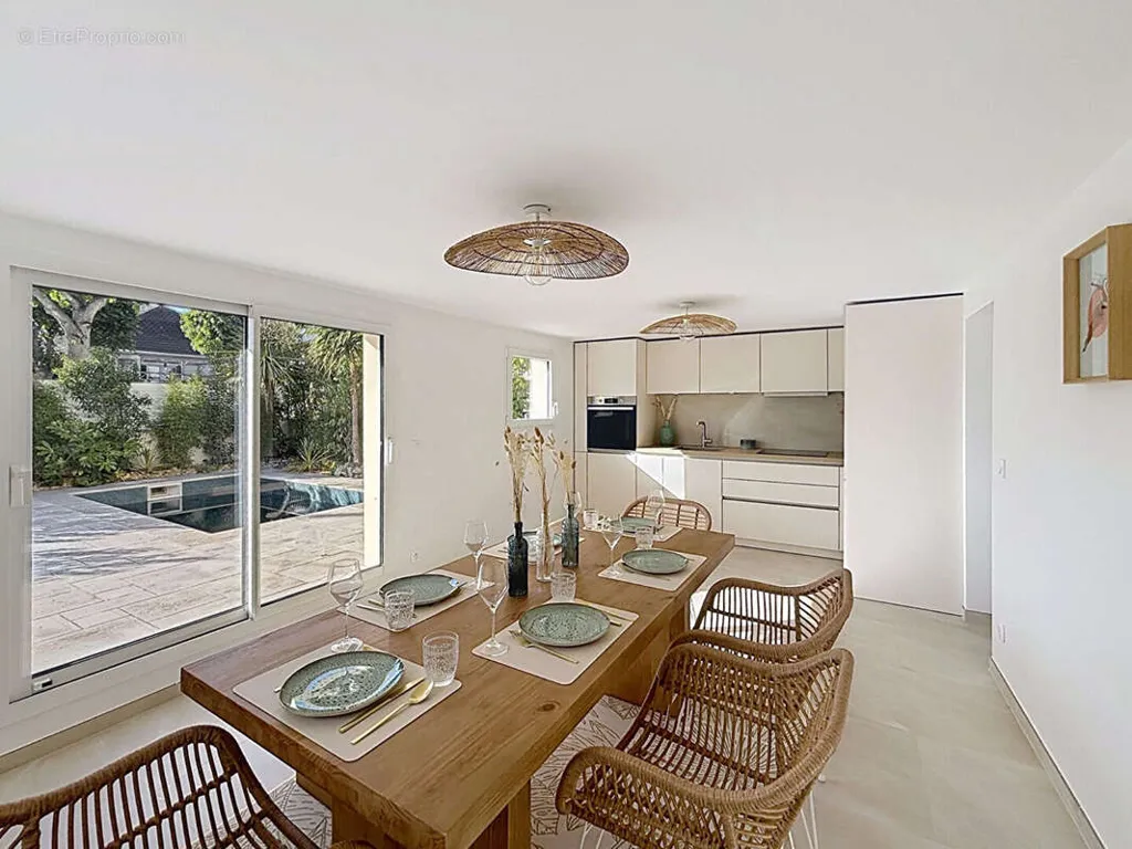 Salle à manger - Villa Rénovée avec Piscine à Ouistreham