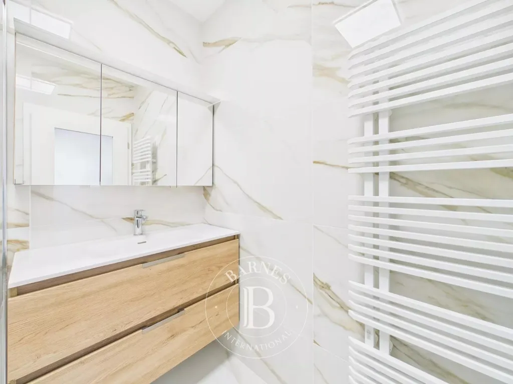 Salles de bain - Appartement 1 Chambre avec Vue Dégagée à Kirchberg