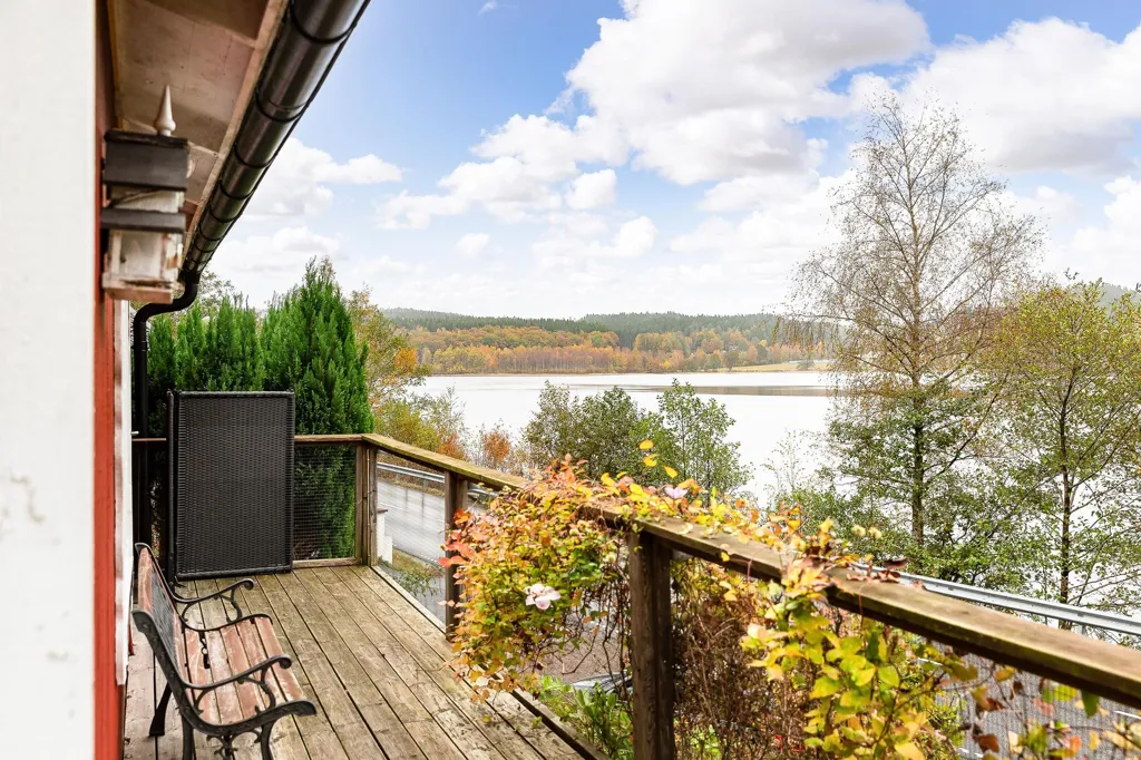 Balcon - Lakefront Plot with Three Houses in Hällingsjö