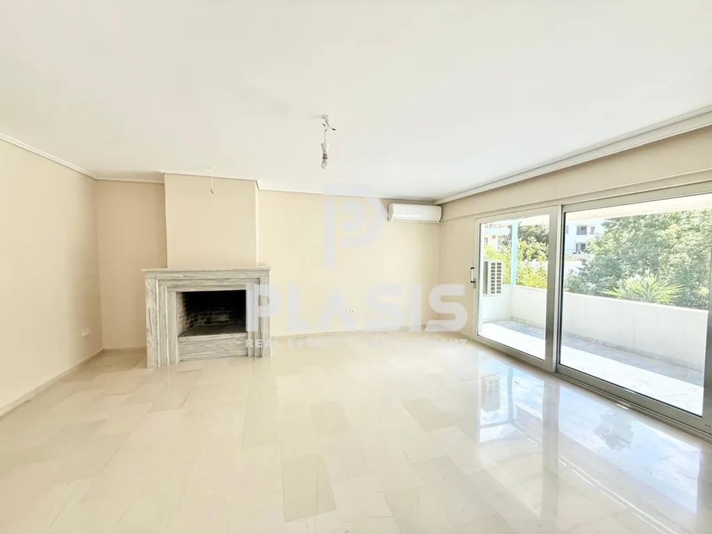 Séjour - Renovated Apartment with Balcony in Glyfada