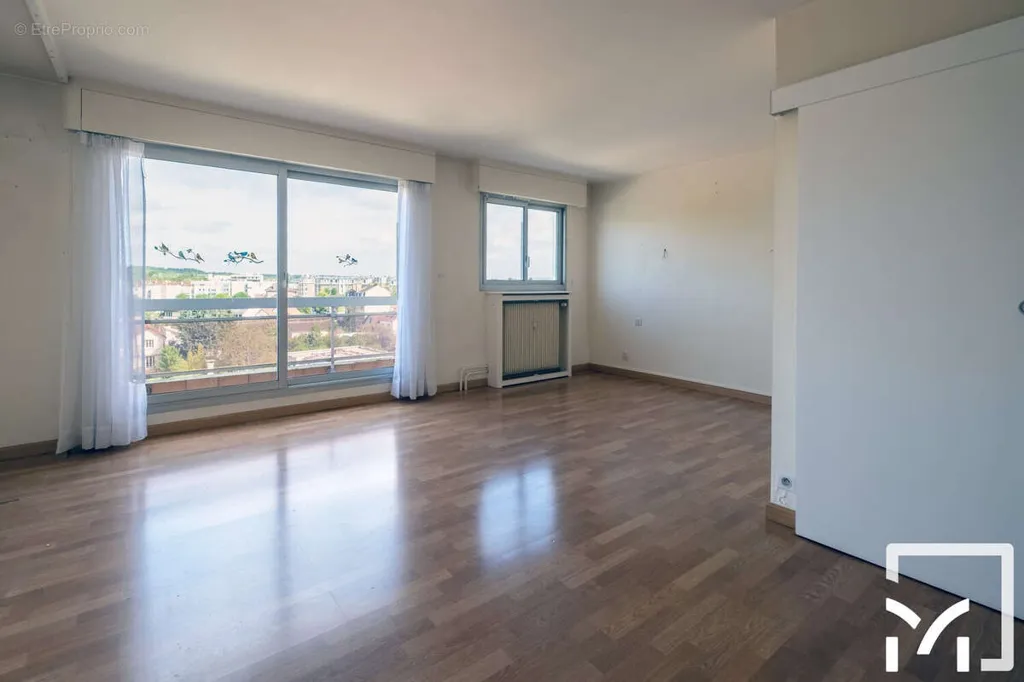 Rooms - Family Apartment with Balcony in Le Pecq