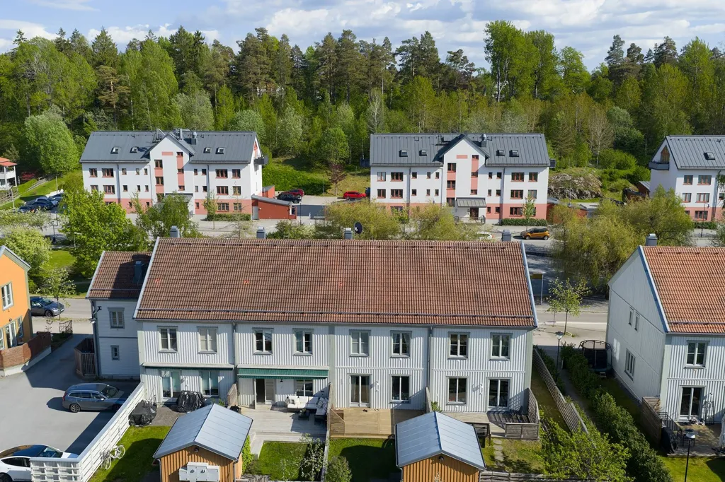 Õhuvaade - Terraced House with Garden in Tullinge