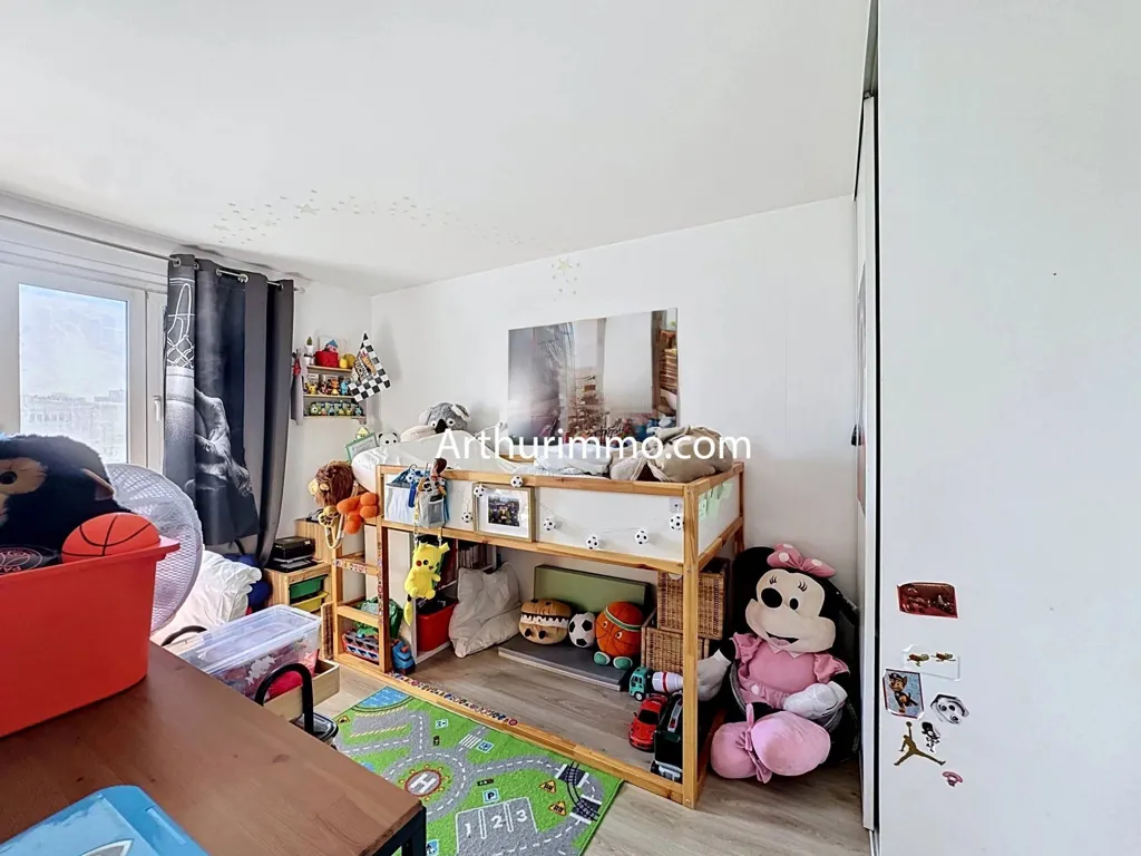 Bedrooms - 4-Piece Apartment with Balcony in Créteil