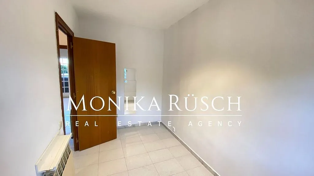 Esik - Twin-Storey House with Pool in Castelldefels