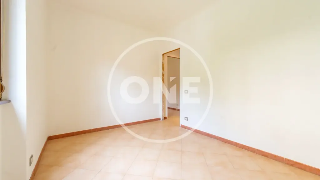 Pièces - Three-Bedroom Apartment with Balcony in Rome