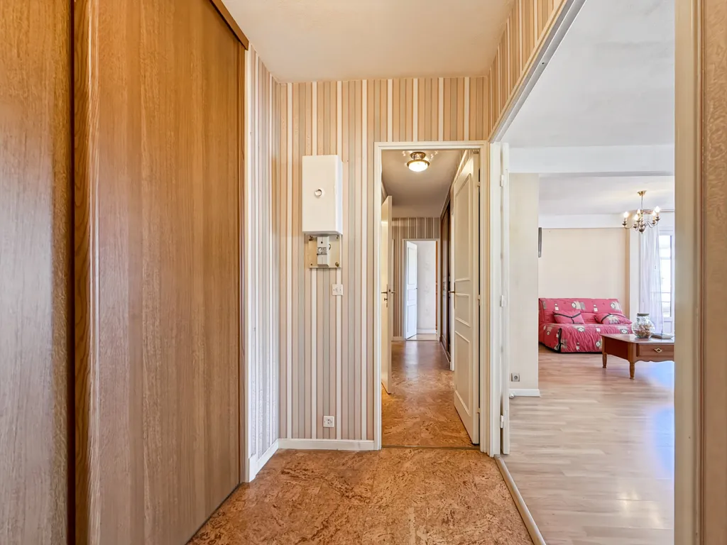 Entrée - Appartement Traversant avec Garage et Balcon à Clermont-Ferrand