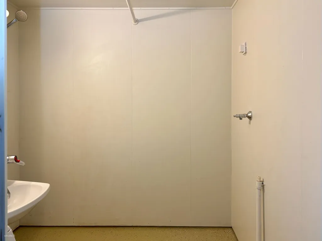 Salles de bain - Spacious 4-Bedroom Flat with Balcony in Suvela, Espoo