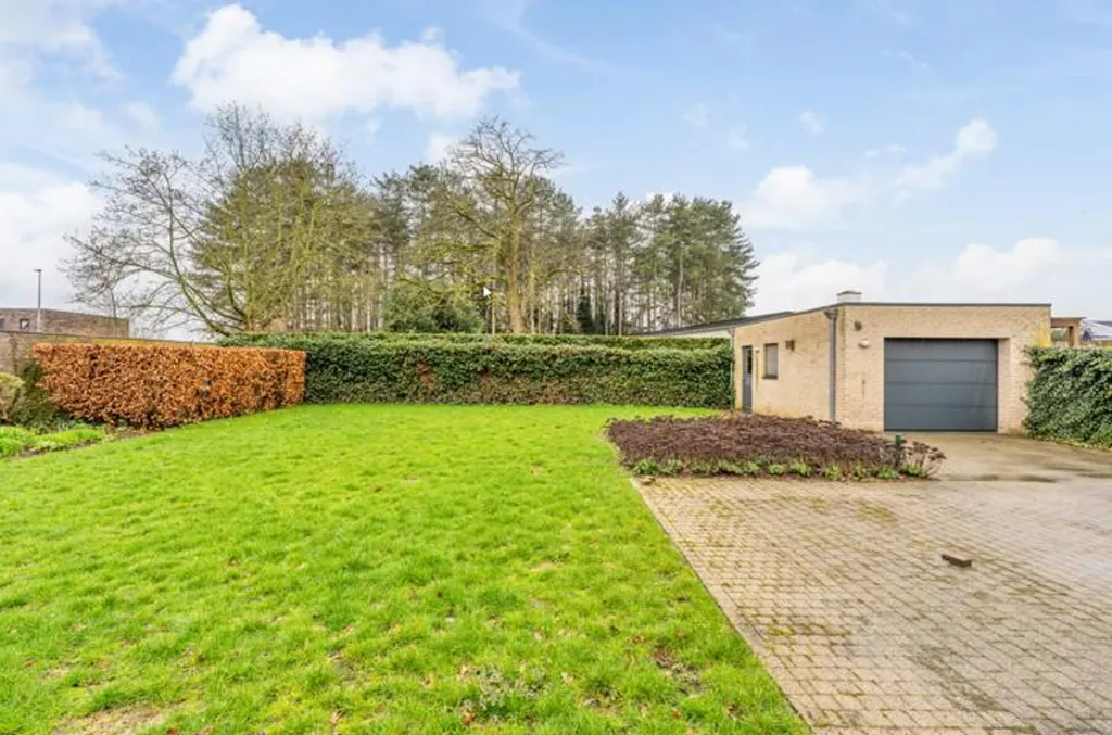Giardino - Architectural U-Form Villa with Garden in Geel