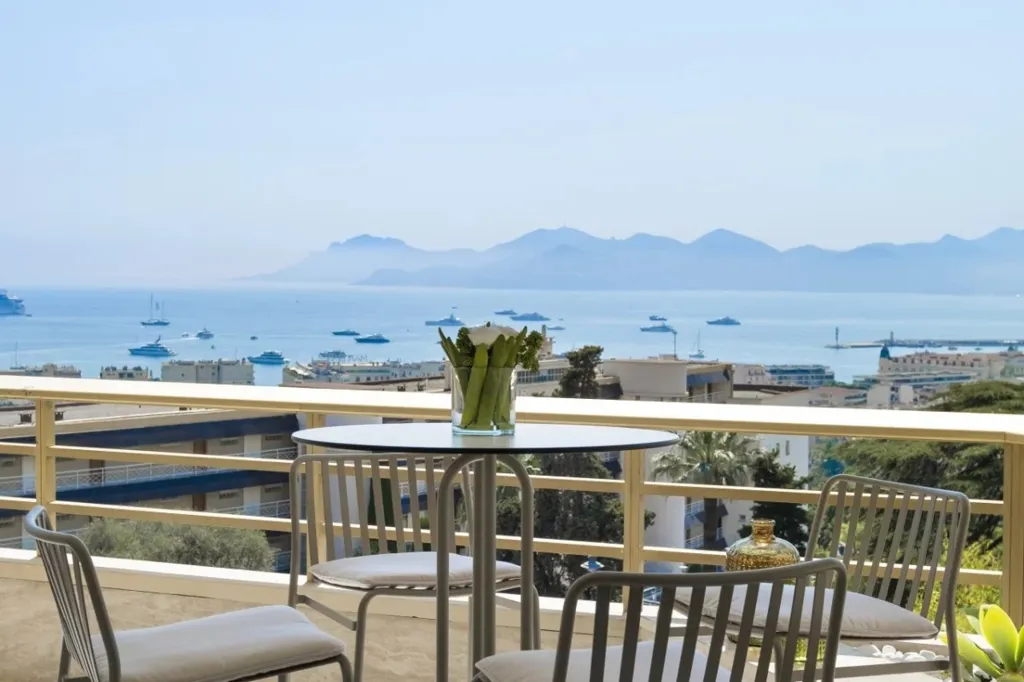 Terrazza - Renovated Apartment with Sea View in Cannes