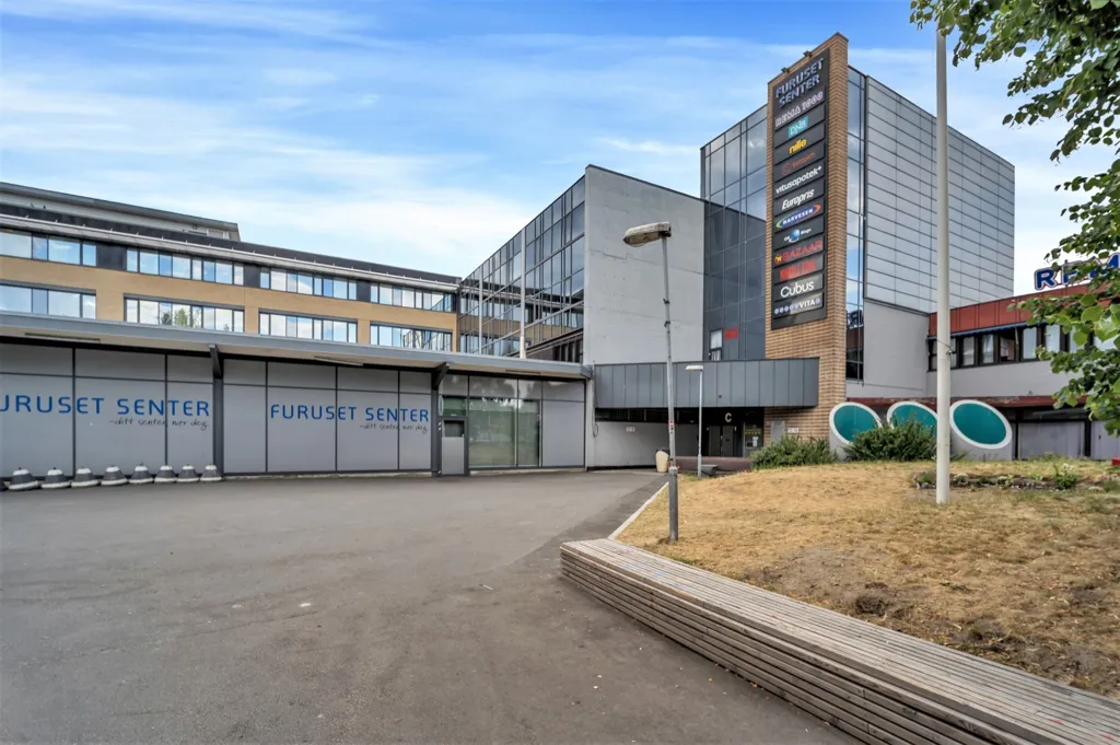 Esterno - Spacious 3-Bedroom Flat with Balconies in Furuset