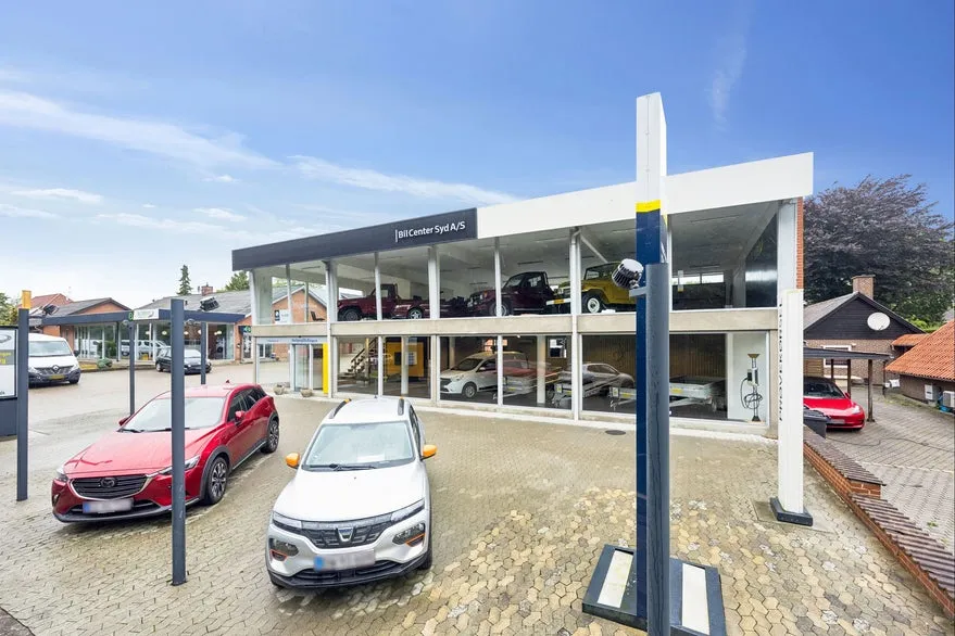 Garaaž - Showroom with Two Floors near Main Road