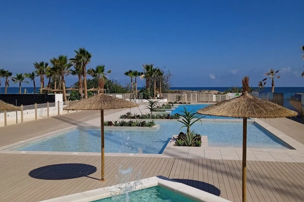 Bassein - Seafront Apartment with Pool in Denia