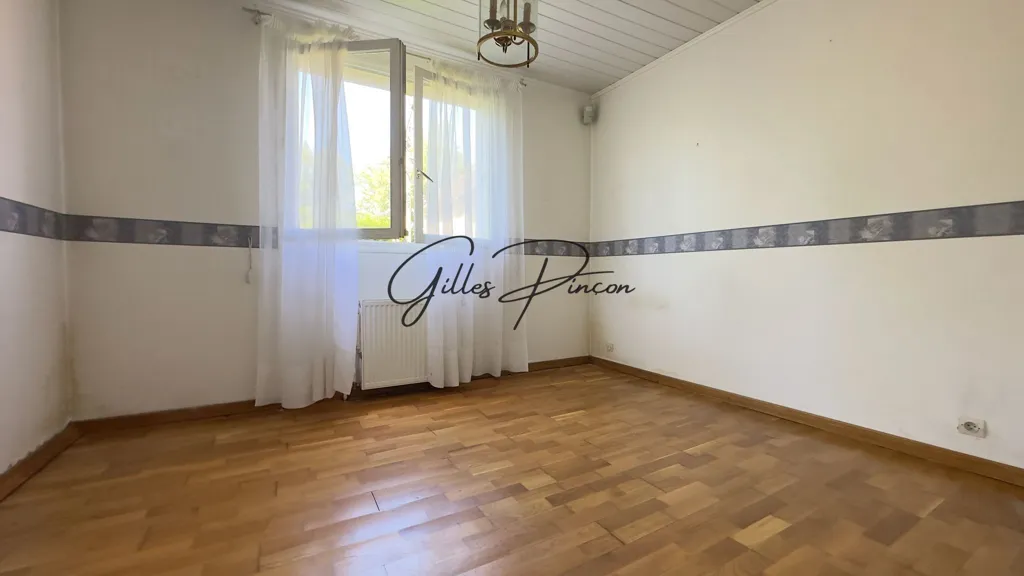Toad - 3-Bedroom Apartment with Balcony in Limay