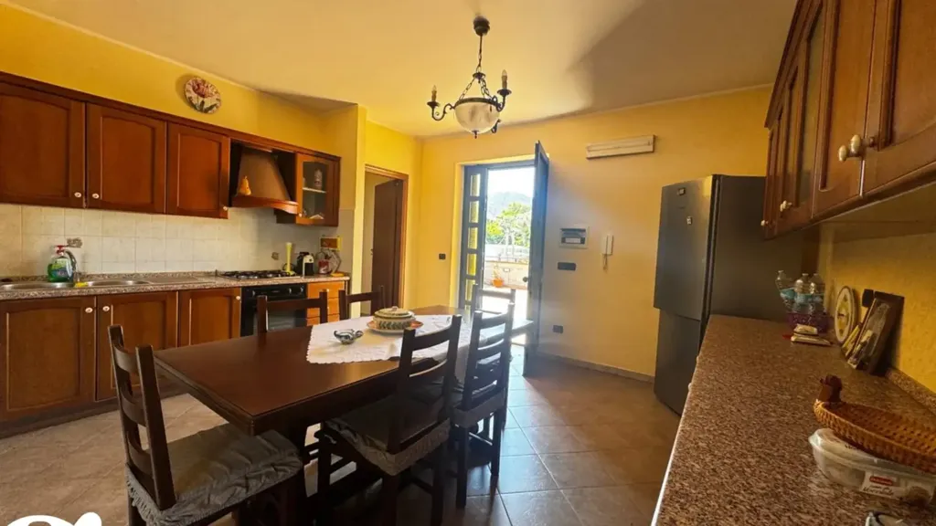 Salle à manger - Versatile Independent House with Large Plot in Patti