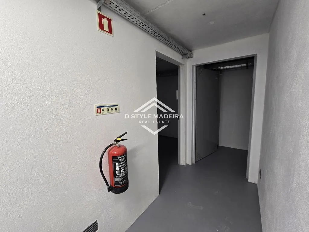 Garage - Luxury Flat with Pool in Funchal, Madeira