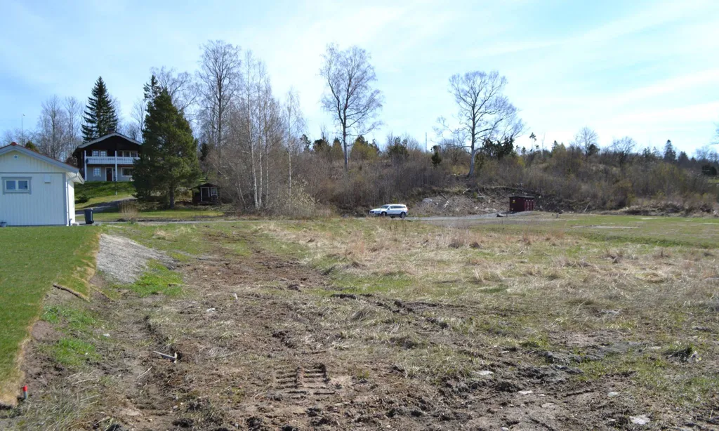 Jardin - Buildable Plot with Canal View in Älmsta
