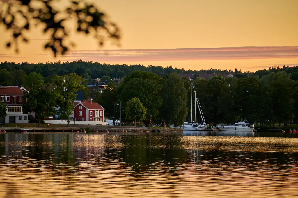 Charming Cottage with Mälaren View in Björktorp