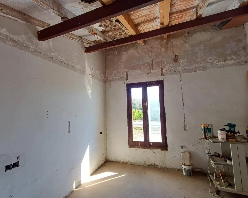 Pièces - Country Property with Hostel Potential in Oliva