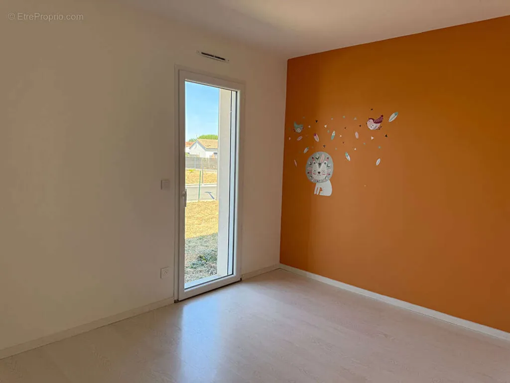 Rooms - Contemporary Flat with Balcony in Ligugé