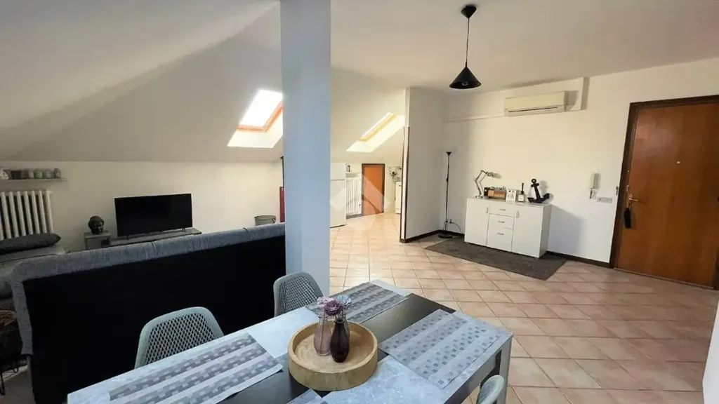Dining Room - Mansarded Apartment with Lake View in Mantova