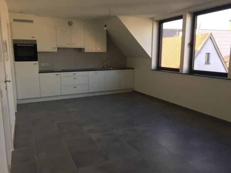 Köök - East-Facing Flat with Large Window in Halle