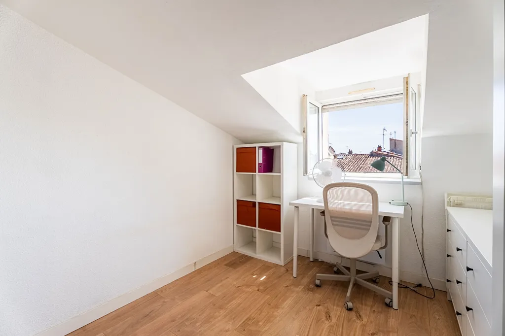 Bureau - Studio Meublé avec Vue Dégagée à Bordeaux