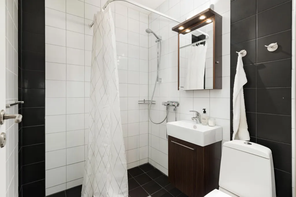 Salles de bain - Top-Floor Apartment with South-Facing Balcony in Jönköping