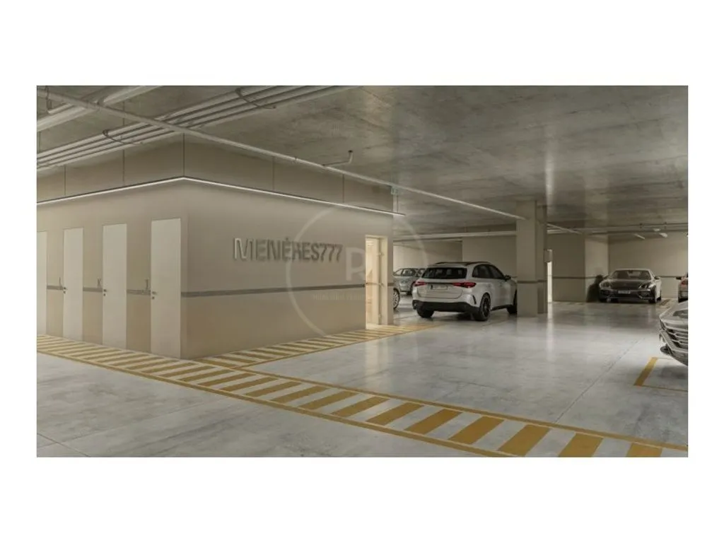Garage - Luxury Apartment with Rooftop in Matosinhos