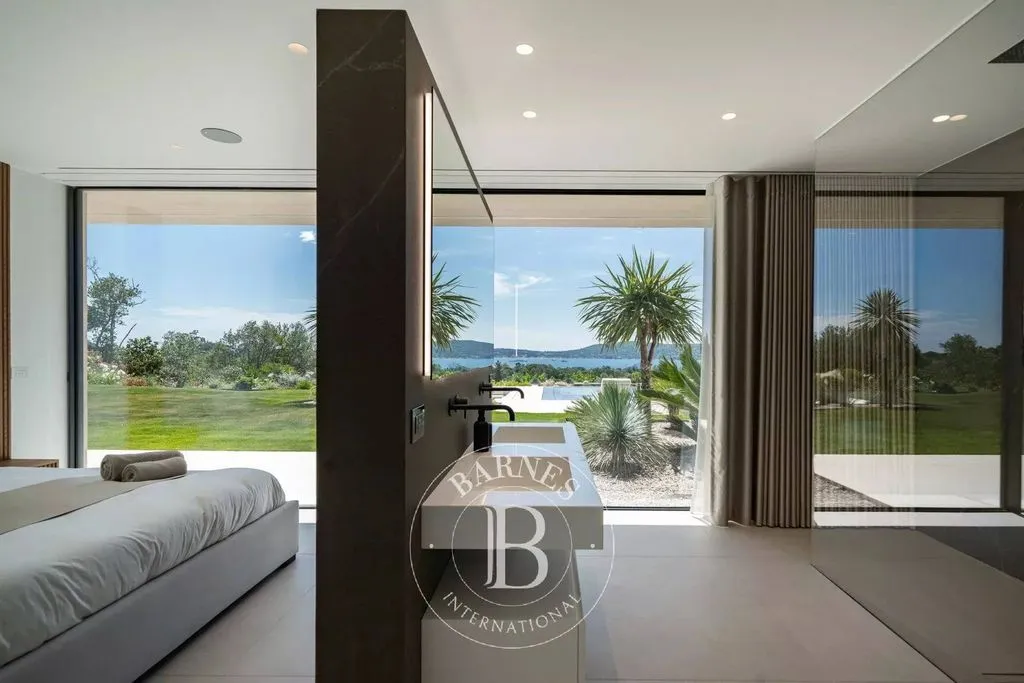 Bedrooms - Luxury Villa with Sea View in Grimaud