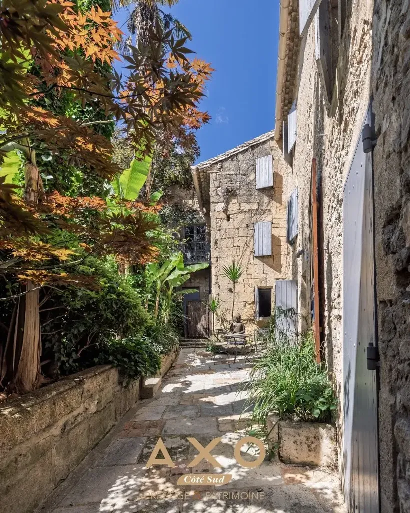 Jardin - Ensemble Immobilier d'Hébergement avec Piscine à Collias