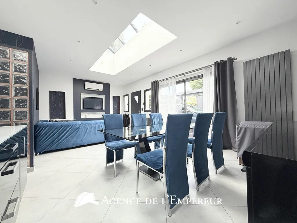 Dining Room - Contemporary House with Panoramic Terrace in Rueil