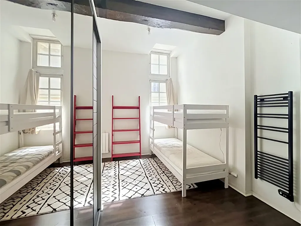 Chambres - Appartement 2 Pièces avec Hauteur sous Plafond à Bordeaux