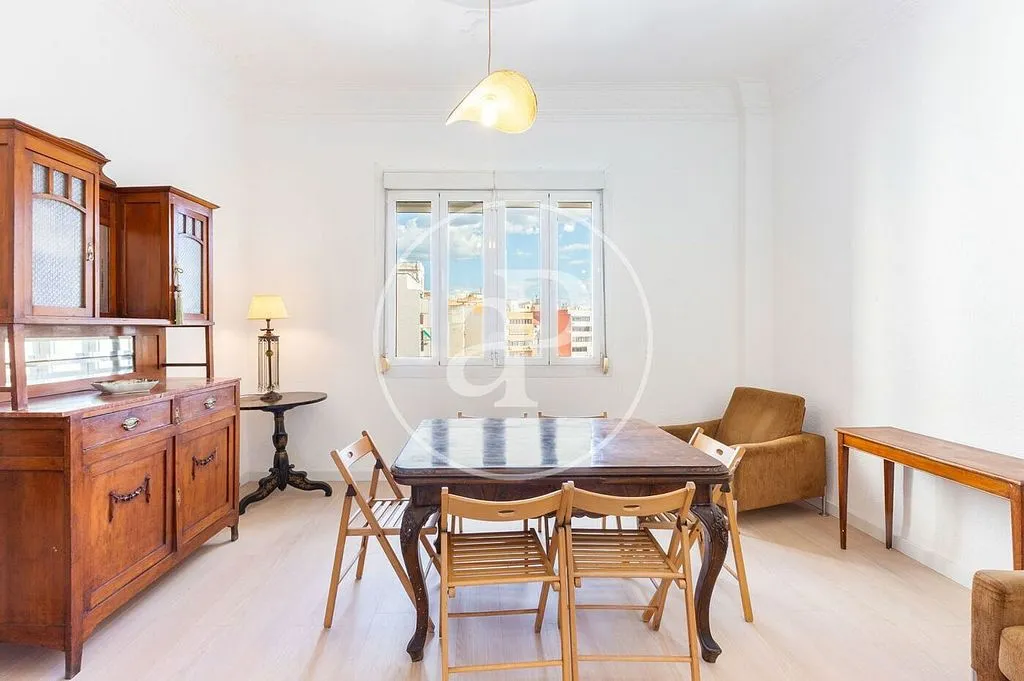 Sala da pranzo - Renovated Apartment with High Ceilings in Arrancapins