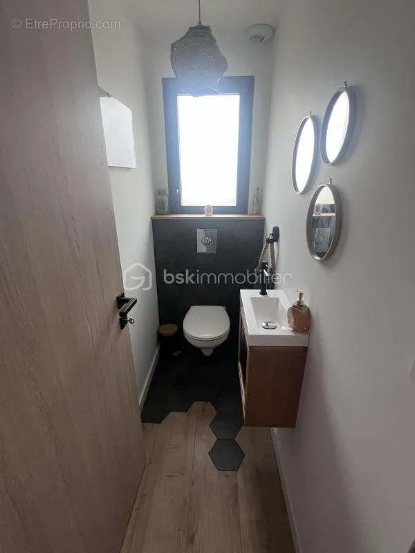 Salles de bain - Maison Contemporaine avec Piscine près de Coutras