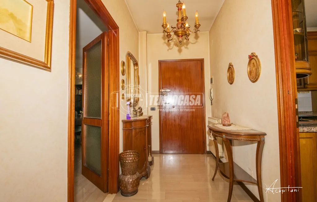 Esik - Spacious Apartment with Balcony in Modena