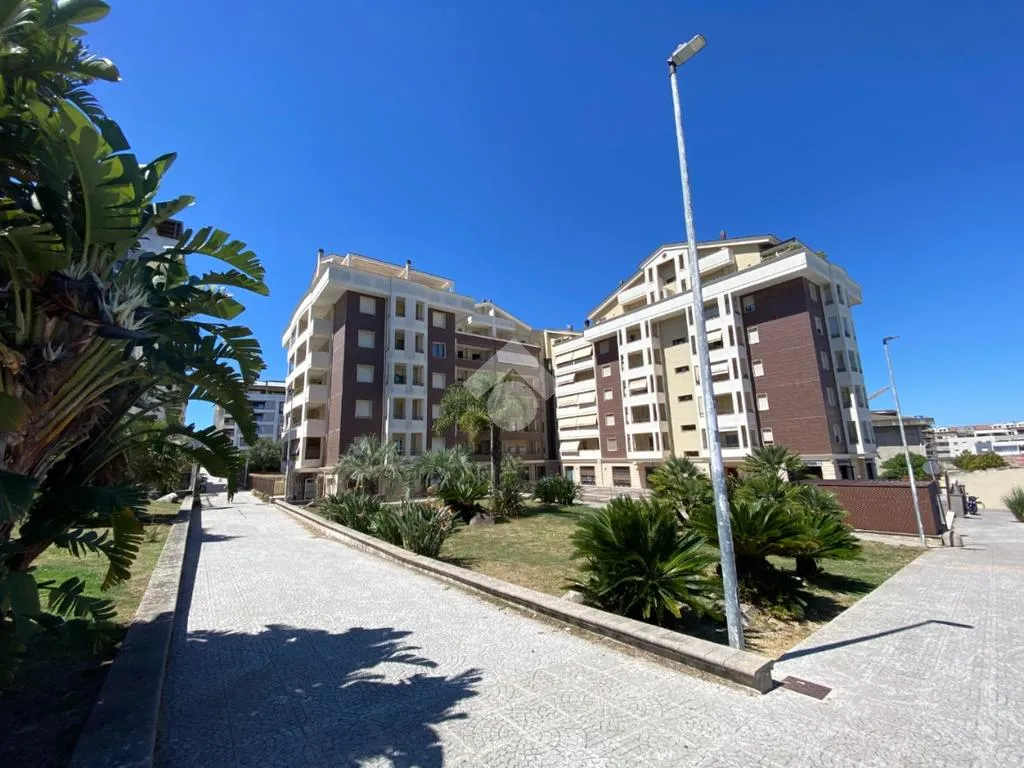 Giardino - Modern 2-Bedroom Apartment with Terrace in Luna e Sole