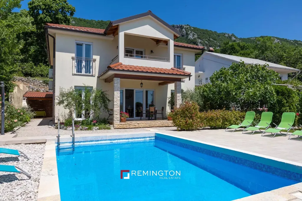 Bassein - House with Pool and Sea View
