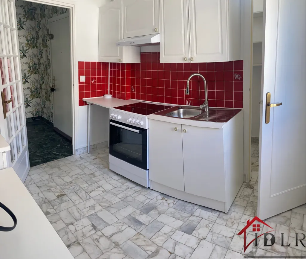 Kitchen - Renovated Flat with Loggia in Chaumont Centre