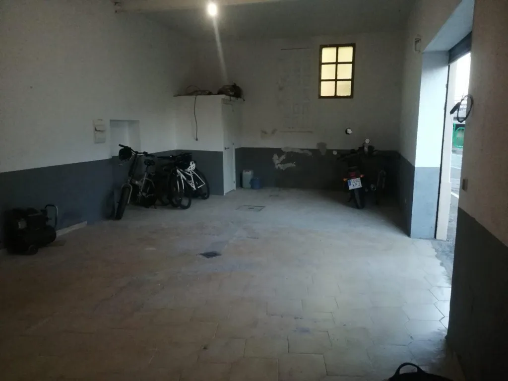 Garage - Commercial Premises with High Ceilings in Zamora