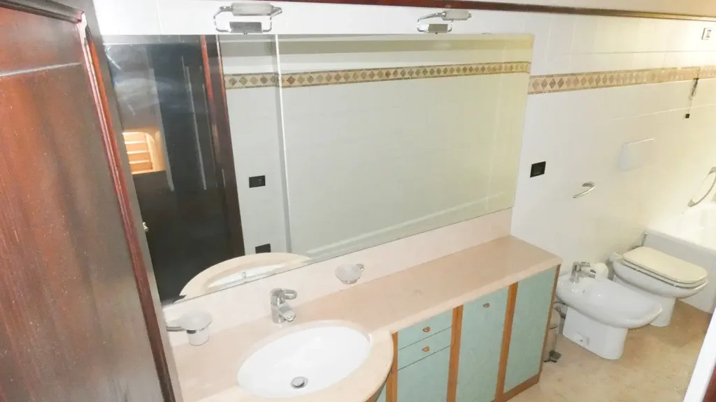 Salles de bain - Characterful Townhouse with Garden Access in Fabriano