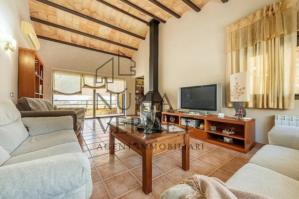 Elutuba - Chalet with Pool and Terrace in Botarell