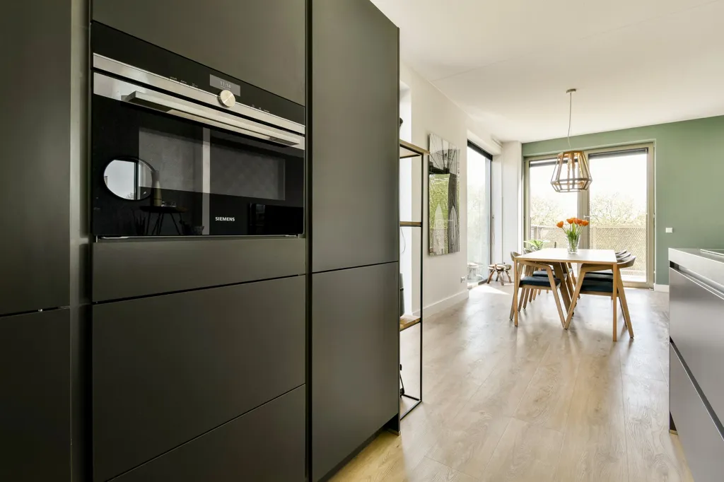 Köök - Modern 3-Bedroom Corner Apartment with Waterfront View in Amsterdam