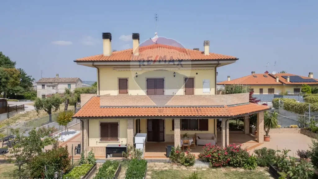 Exterior - Independent House with Private Garden in Ostra