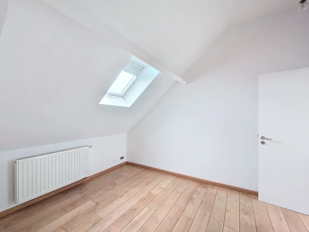 Pièces - Appartement Rénové avec Cuisine Équipée à Sint-Stevens-Woluwe