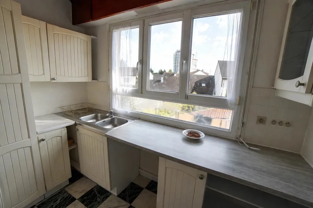 Köök - Charming Flat with Cathedral Ceiling in Drancy