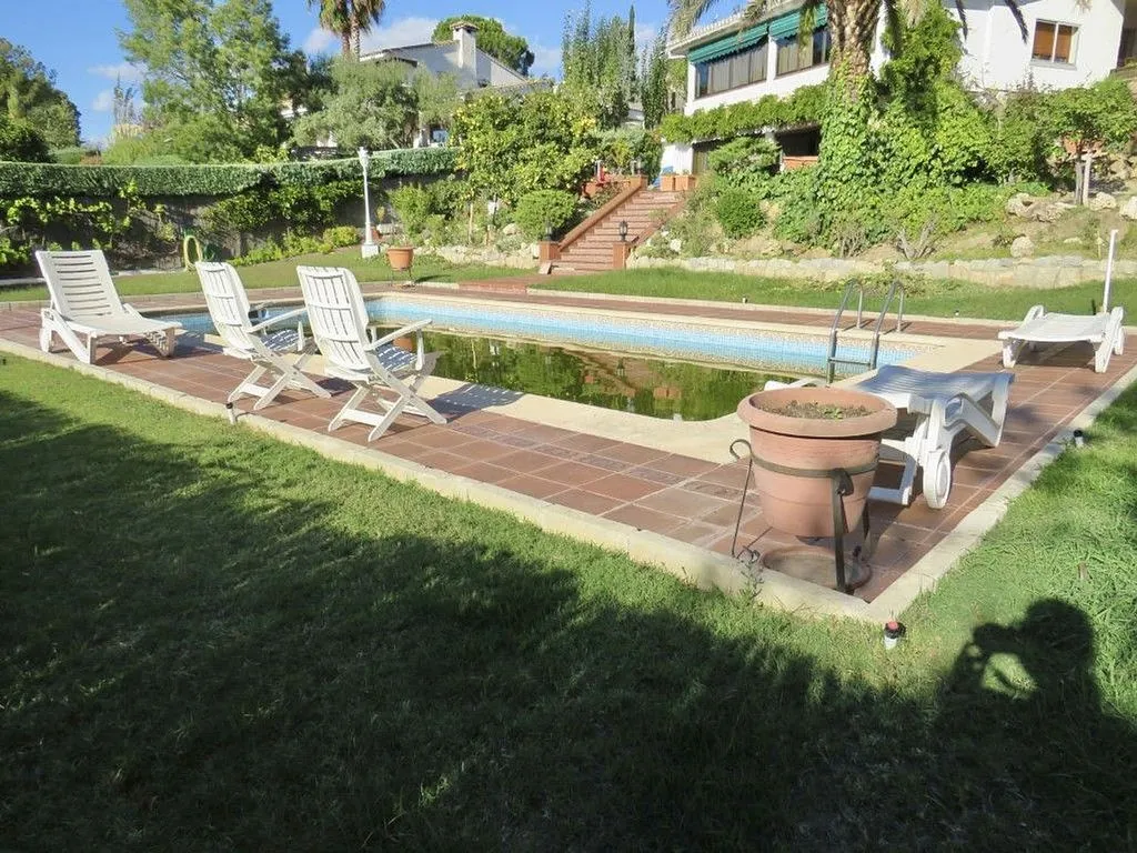 Piscine - Luxury House with South-Facing Views in Algete