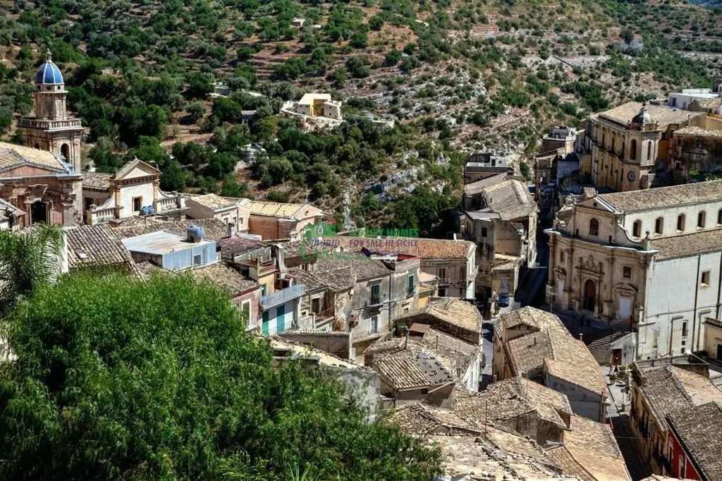 Arty Single House in Ragusa's Historic Centre