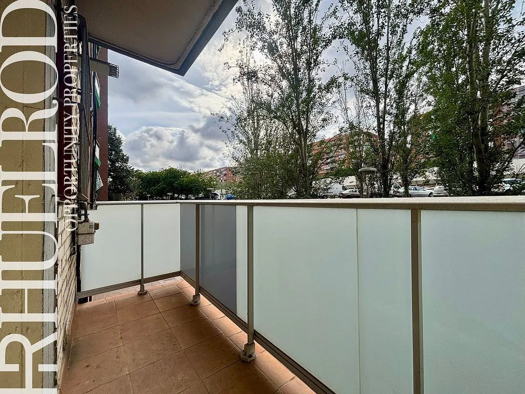 Rõdu - Bright Apartment with Balcony in Barcelona