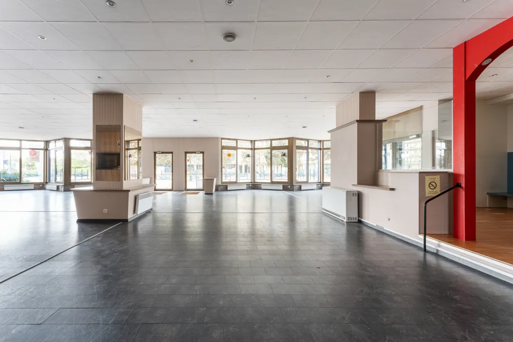Toad - Commercial Ground Floor in De Panne
